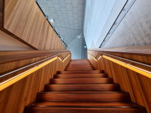 Najlepsze materiały do budowy schodów wewnętrznych
